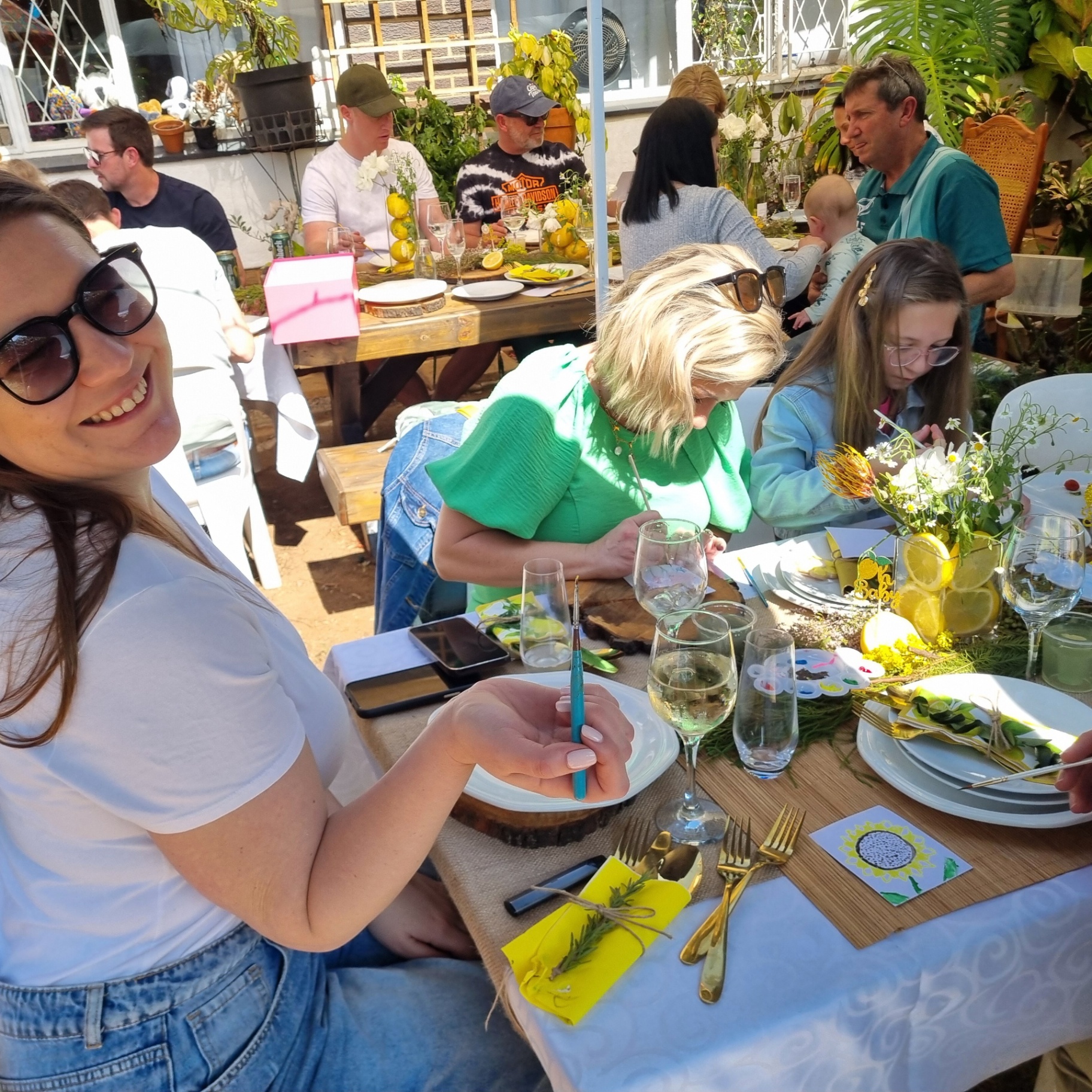 Guests painting together at a Melinda Viljoen community workshop